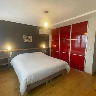 Un ou plusieurs lits dans un hébergement de l'établissement Maison de location vacance avec piscine couverte et chauffée