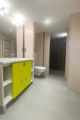 Salle de bains dans l'établissement Maison de location vacance avec piscine couverte et chauffée