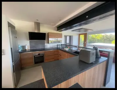 Cuisine ou kitchenette dans l'établissement Maison de location vacance avec piscine couverte et chauffée