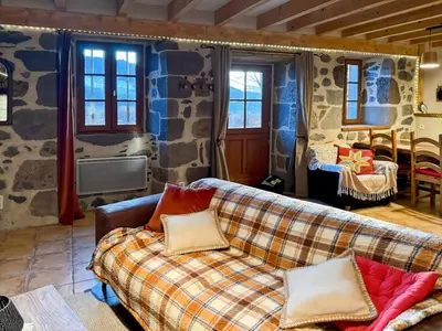 Coin salon dans l'établissement Le refuge de la vallée - 4 à 6 pers - proche de Salers