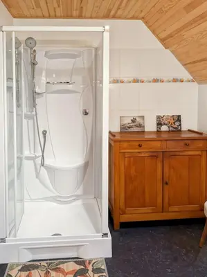 Salle de bains dans l'établissement Le refuge de la vallée - 4 à 6 pers - proche de Salers