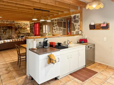 Cuisine ou kitchenette dans l'établissement Le refuge de la vallée - 4 à 6 pers - proche de Salers