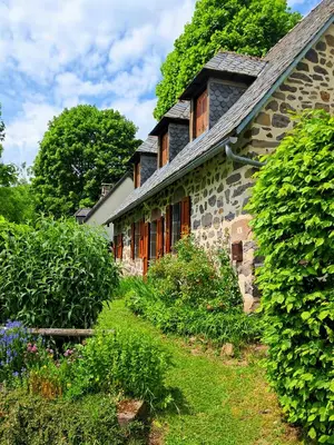 Jardin de l'établissement Le refuge de la vallée - 4 à 6 pers - proche de Salers