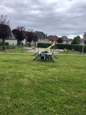Aire de jeux pour enfants de l'établissement L'Auberge Saint Santin Cantales