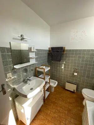 Salle de bains dans l'établissement Moulin de Latouille