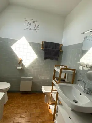 Salle de bains dans l'établissement Moulin de Latouille
