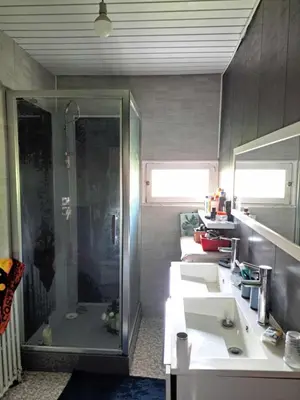 Salle de bains dans l'établissement Maison