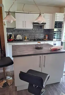 Cuisine ou kitchenette dans l'établissement Maison