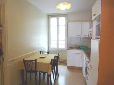 Cuisine ou kitchenette dans l'établissement Villa Lutetia