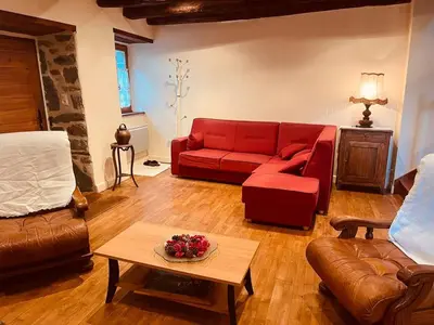 Coin salon dans l'établissement Gîte de pêche - Une parenthèse paisible, Cantal