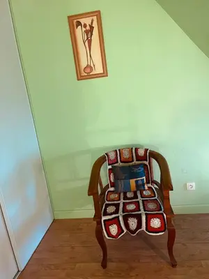 Coin salon dans l'établissement Gîte de pêche - Une parenthèse paisible, Cantal