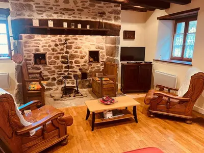 Télévision ou salle de divertissement dans l'établissement Gîte de pêche - Une parenthèse paisible, Cantal