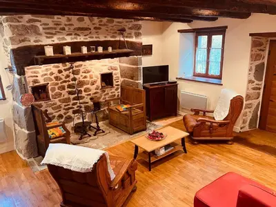 Télévision ou salle de divertissement dans l'établissement Gîte de pêche - Une parenthèse paisible, Cantal