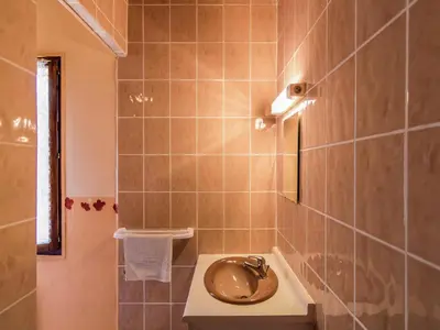 Salle de bains dans l'établissement Holiday home with swimming pool