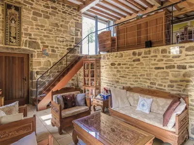 Coin salon dans l'établissement Villa with Pool & Views in Sérilhac
