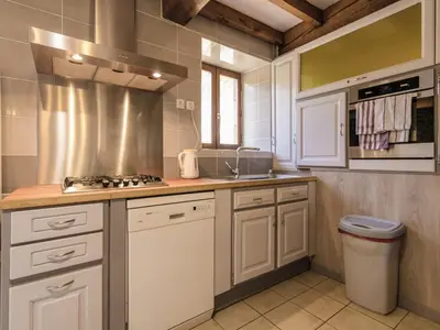 Cuisine ou kitchenette dans l'établissement Villa with Pool & Views in Sérilhac