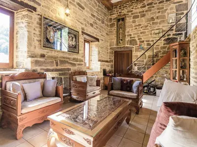 Coin salon dans l'établissement Villa with Pool & Views in Sérilhac