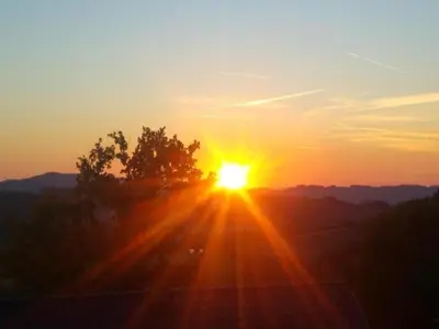 Lever ou coucher de soleil vu de la maison de vacances ou à proximité