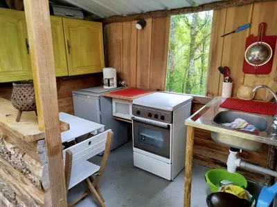 Cuisine ou kitchenette dans l'établissement Roulotte et Cabane Par Hasard
