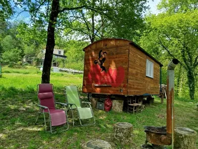 Jardin de l'établissement Roulotte et Cabane Par Hasard