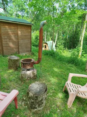 Jardin de l'établissement Roulotte et Cabane Par Hasard