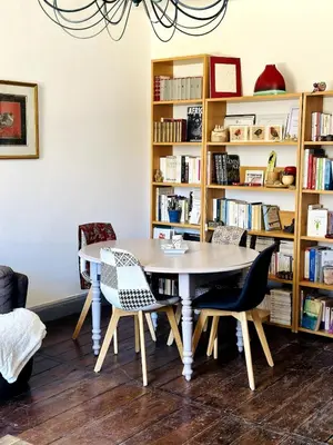 Bibliothèque dans l'appartement