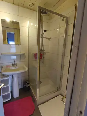 Salle de bains dans l'établissement Gite le Buron