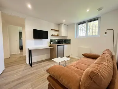 Télévision ou salle de divertissement dans l'établissement La parenthèse, confortable appartement 2 pièces