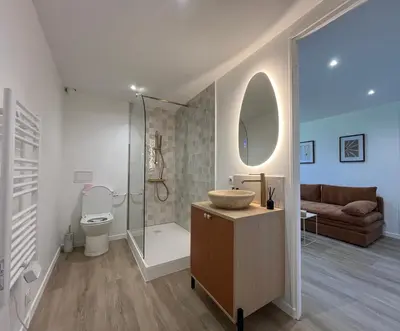 Salle de bains dans l'établissement La parenthèse, confortable appartement 2 pièces