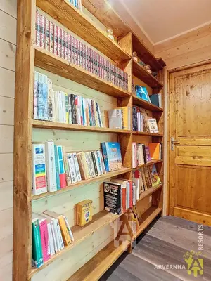 Bibliothèque dans le chalet