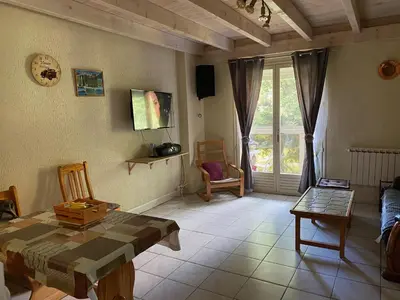 Coin salon dans l'établissement Appartement calme avec vue proche station - FR-1-814-92