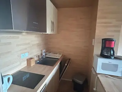 Cuisine ou kitchenette dans l'établissement Appartement 5 pers à Super Besse avec Wi-Fi - FR-1-814-94