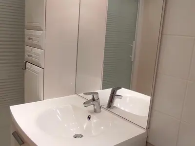 Salle de bains dans l'établissement Appartement 5 pers à Super Besse avec Wi-Fi - FR-1-814-94