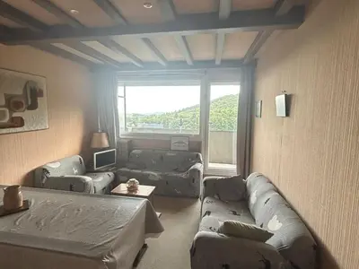Coin salon dans l'établissement Appartement 5 pers à Super Besse avec Wi-Fi - FR-1-814-94