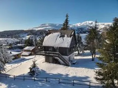 Vue générale sur la montagne ou vue sur la montagne depuis le chalet