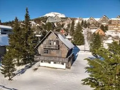 Vue générale sur la montagne ou vue sur la montagne depuis le chalet