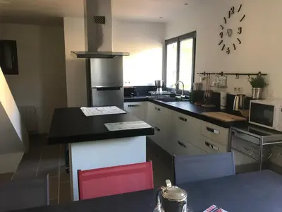 Cuisine ou kitchenette dans l'établissement Chalet rénové pour 10 pers. proche pistes, parking privé - FR-1-814-102