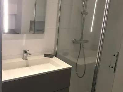 Salle de bains dans l'établissement Chalet rénové pour 10 pers. proche pistes, parking privé - FR-1-814-102