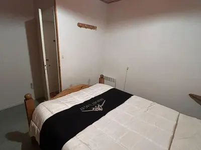 Un ou plusieurs lits dans un hébergement de l'établissement Appartement au cœur de Super Besse, vue sur montagnes - FR-1-814-101