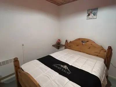Un ou plusieurs lits dans un hébergement de l'établissement Appartement au cœur de Super Besse, vue sur montagnes - FR-1-814-101
