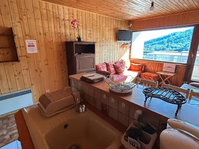 Coin salon dans l'établissement Appartement au cœur de Super Besse, vue sur montagnes - FR-1-814-101