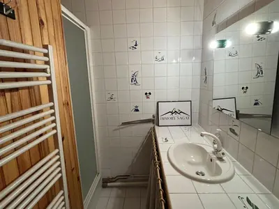 Salle de bains dans l'établissement Appartement au cœur de Super Besse, vue sur montagnes - FR-1-814-101