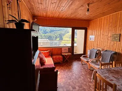 Coin salon dans l'établissement Appartement au cœur de Super Besse, vue sur montagnes - FR-1-814-101