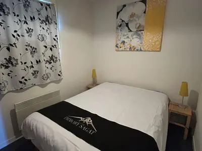 Un ou plusieurs lits dans un hébergement de l'établissement Appartement Sud avec Terrasse et Garage à Super Besse - FR-1-814-96