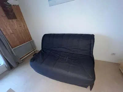 Coin salon dans l'établissement Appartement Sud avec Terrasse et Garage à Super Besse - FR-1-814-96