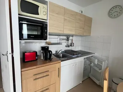 Cuisine ou kitchenette dans l'établissement Appartement Sud avec Terrasse et Garage à Super Besse - FR-1-814-96