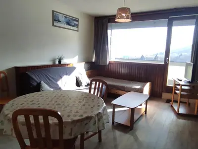 Coin salon dans l'établissement Appartement 5 pers au pied des pistes avec Wi-Fi à Super Besse - FR-1-814-93