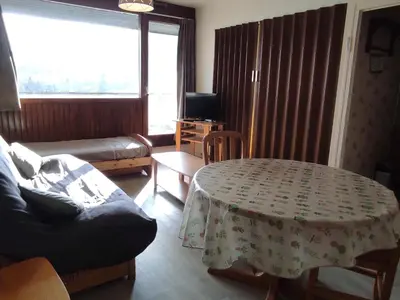 Coin salon dans l'établissement Appartement 5 pers au pied des pistes avec Wi-Fi à Super Besse - FR-1-814-93