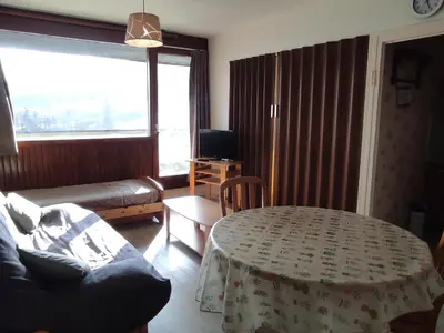 Coin salon dans l'établissement Appartement 5 pers au pied des pistes avec Wi-Fi à Super Besse - FR-1-814-93
