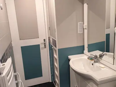 Salle de bains dans l'établissement Appartement au Cœur de Super Besse avec Balcon et Parking - FR-1-814-98